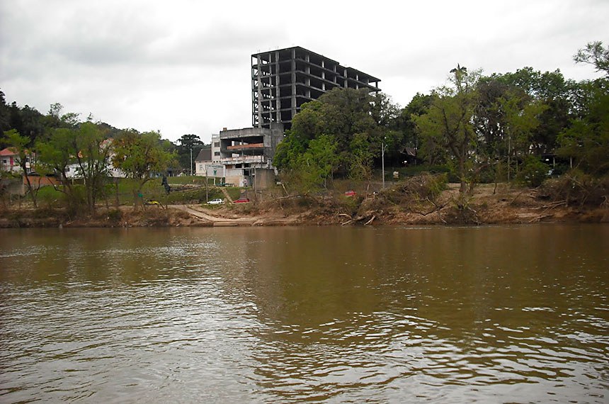 Sancionada vetos lei que permite edificações às margens de rios e