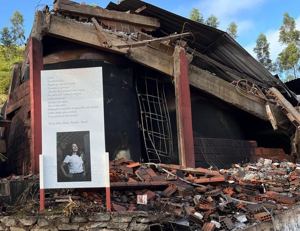 Placa e poema de Maria Júlia Baracho, que milagrosamente resistiu ao incêndio no Engenho Triunfo - Foto: Divulgação