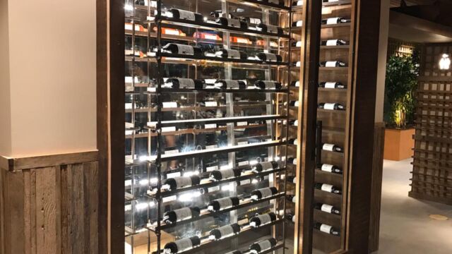 Adega de vinhos do restaurante Camarada Camarão - Foto: Ale Lontra