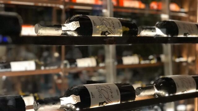 Vinhos da adega do restaurante Camarada Camarão - Foto: Ale Lontra