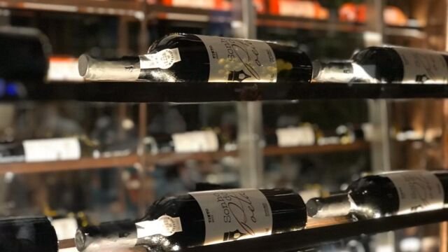 Vinhos da adega do restaurante Camarada Camarão - Foto: Ale Lontra