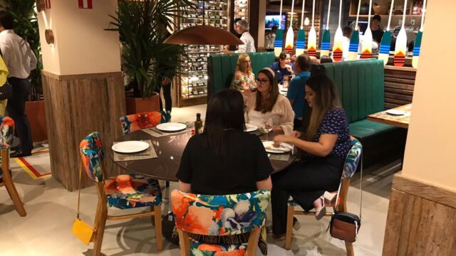 Ambiente do restaurante Camarada Camarão - Foto: Ale Lontra