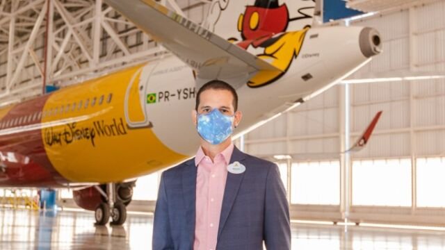 Angel Sarria, Diretor de Marketing e Vendas de Disney Destinations para América Latina posa em frente ao - Mickey Mouse nas nuvens