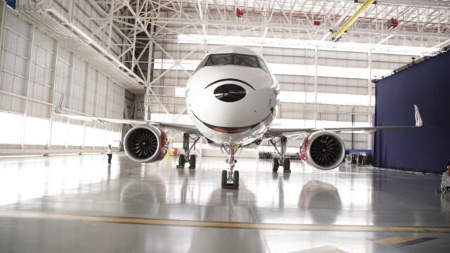 Avião - Mickey Mouse nas nuvens - no hangar da Azul Linhas Aéreas em Campinas