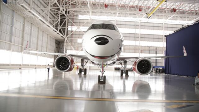 Avião - Mickey Mouse nas nuvens - no hangar da Azul Linhas Aéreas em Campinas