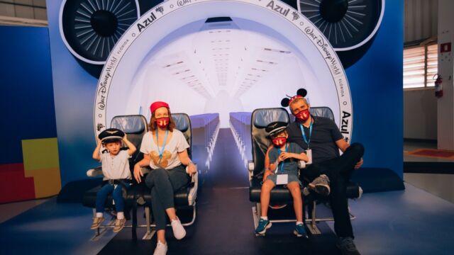 Fernanda Floret e família estão preparados para viajar no avião - Mickey Mouse nas nuvens