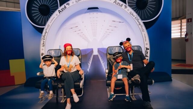Fernanda Floret e família estão preparados para viajar no avião - Mickey Mouse nas nuvens