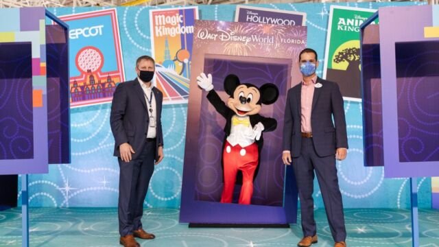 John Rodgerson (Presidente da Azul) e Angel Sarria (Diretor de Marketing e Vendas de Disney Destinations para América Latina) com Mickey Mouse
