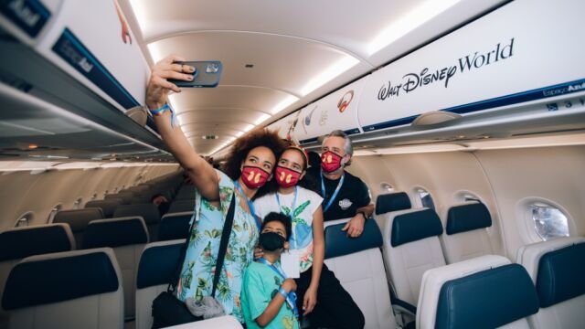 Luciana Mello com o marido Ike Levy e filhos fazem uma selfie dentro do avião - Mickey Mouse nas nuvens
