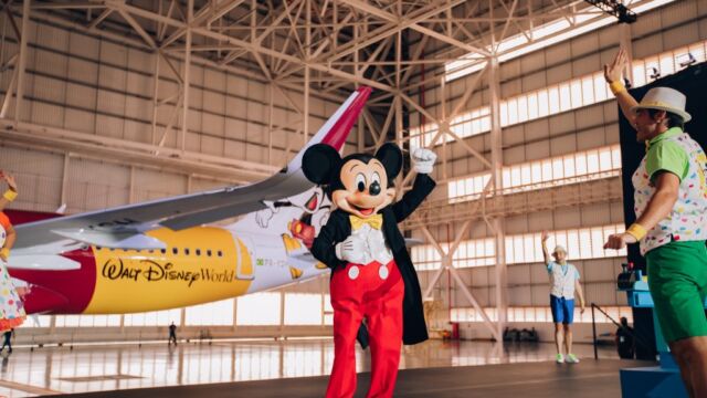 Mickey Mouse apresenta o novo avião da Azul Linhas Aéreas