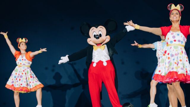 Mickey Mouse dança no palco antes de relevar o novo avião da Azul Linhas Aéreas