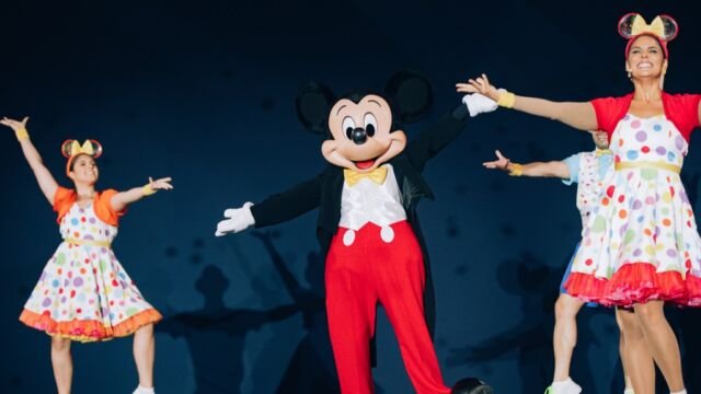 Mickey Mouse dança no palco antes de relevar o novo avião da Azul Linhas Aéreas