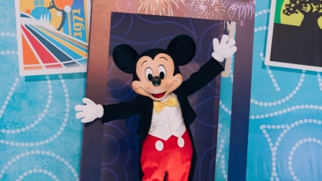 Mickey Mouse de braços abertos para receber seus convidados