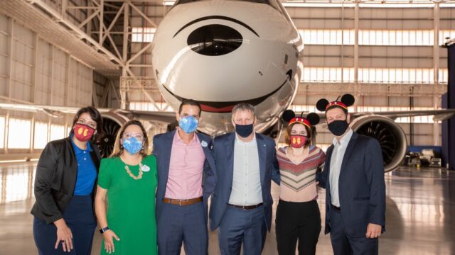 O time da Azul e Disney composto por Tariana Cruz, Cinthia Douglas, Angel Sarria, John Rodgerson, Claudia Neufeld e Daniel Bicudo