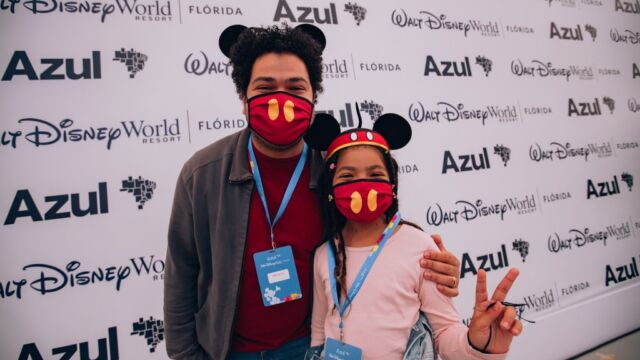Robson Nunes e a fiha Morena Nunes também foram conferir de perto o novo avião - Mickey Mouse nas nuvens